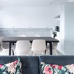 Newly Refurbished 2 Bed With Fantastic View